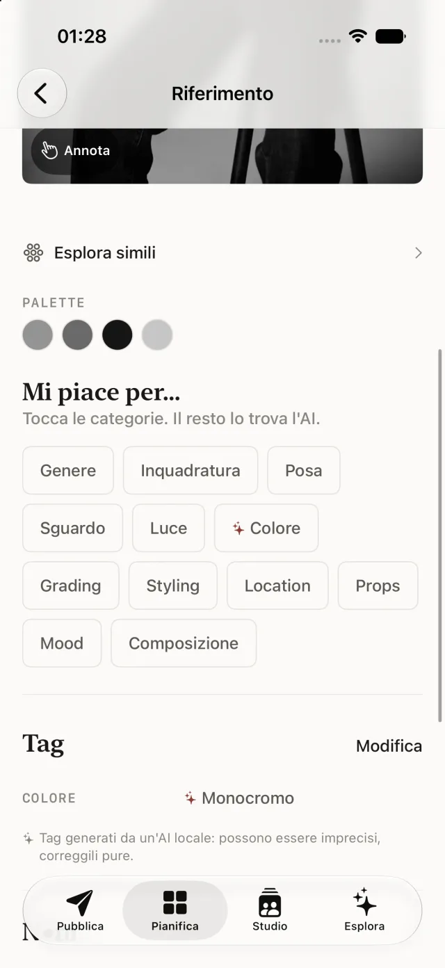 La scheda di una reference in Obscura: palette estratta e tag proposti dall'AI